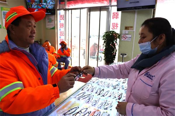 愛心聚焦！易視界300多副老花鏡暖了環(huán)衛(wèi)工人的心！