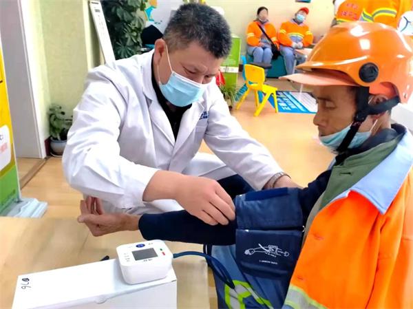 愛心聚焦！易視界300多副老花鏡暖了環(huán)衛(wèi)工人的心！