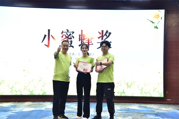 易視界4月小蜜蜂獎獲得者上臺領獎