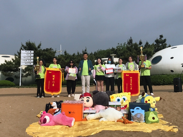 易視界5月表現(xiàn)優(yōu)秀的伙伴上臺領(lǐng)獎