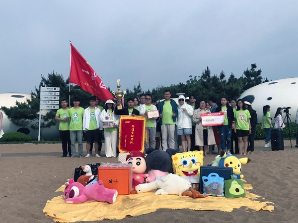 易視界5月表現(xiàn)優(yōu)秀的伙伴上臺領(lǐng)獎