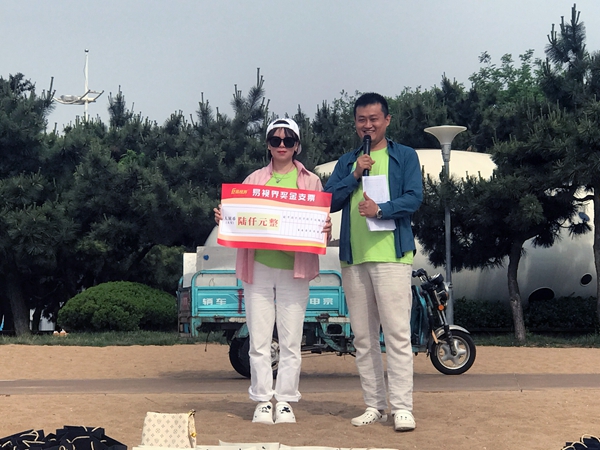 易視界5月表現(xiàn)優(yōu)秀的伙伴上臺領(lǐng)獎