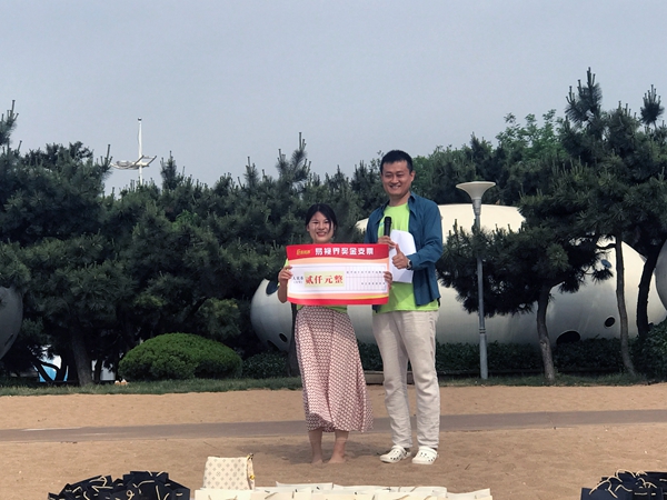 易視界5月表現(xiàn)優(yōu)秀的伙伴上臺領(lǐng)獎