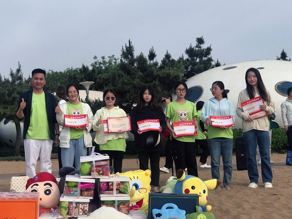 易視界5月表現(xiàn)優(yōu)秀的伙伴上臺領(lǐng)獎