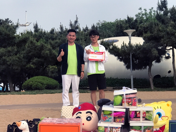 易視界5月表現(xiàn)優(yōu)秀的伙伴上臺領(lǐng)獎