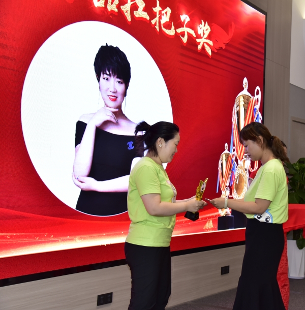 易視界產(chǎn)品扛把子獎獲得者上領獎