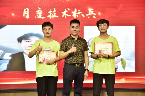 易視界2023年月度技術(shù)標(biāo)兵獲得者上臺領(lǐng)獎(jiǎng)