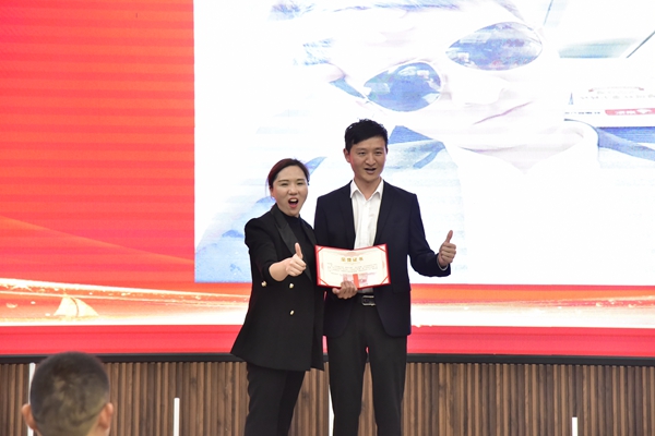 易視界2024年3月新人獎(jiǎng)獲得者上臺(tái)領(lǐng)獎(jiǎng)