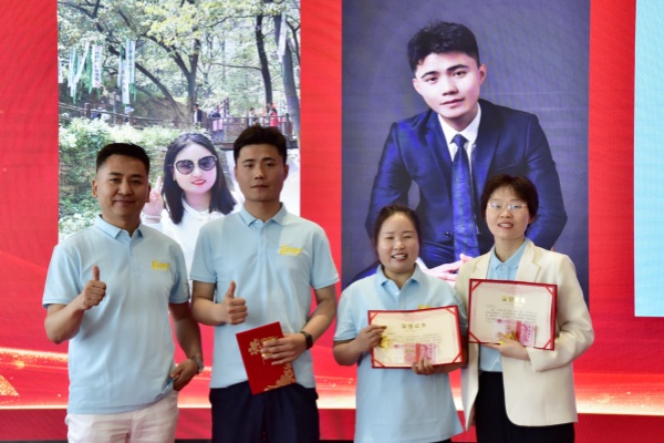 易視界2024年4月優(yōu)秀店長獎(jiǎng)獲得者上臺(tái)領(lǐng)獎(jiǎng)