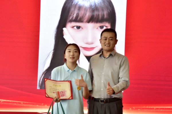 易視界2024年4月個(gè)人業(yè)績(jī)獎(jiǎng)獲得者上臺(tái)領(lǐng)獎(jiǎng)