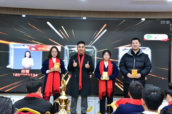 易視界現(xiàn)場(chǎng)抽獎(jiǎng)抽到三等獎(jiǎng)獎(jiǎng)項(xiàng)的幸運(yùn)伙伴上臺(tái)領(lǐng)獎(jiǎng)