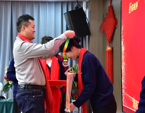 易視界月度績(jī)業(yè)績(jī)獎(jiǎng)獲得者上臺(tái)領(lǐng)獎(jiǎng)