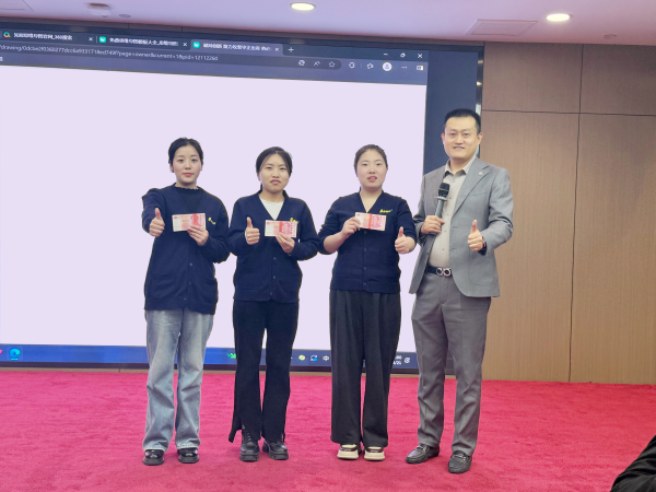 表現(xiàn)優(yōu)秀的易視界伙伴上臺領(lǐng)取屬于自己的榮譽和獎勵