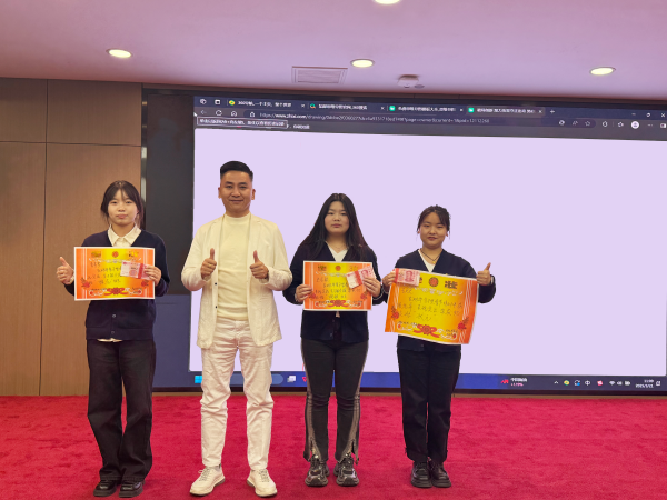 表現(xiàn)優(yōu)秀的易視界伙伴上臺領(lǐng)取屬于自己的榮譽和獎勵