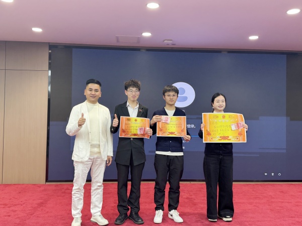 表現(xiàn)優(yōu)秀的易視界伙伴上臺領(lǐng)取屬于自己的榮譽和獎勵