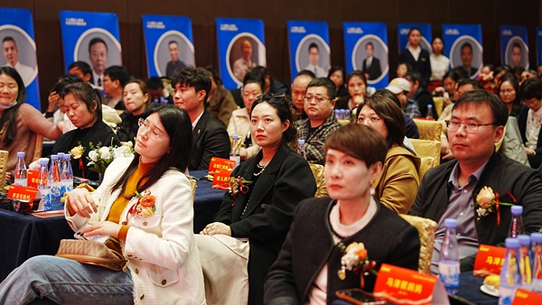 易視界17載感恩如光同行共同守護(hù)清晰視界客戶答謝會圖集