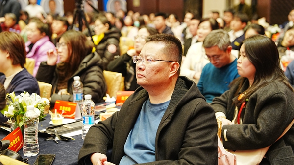 易視界17載感恩如光同行共同守護(hù)清晰視界客戶答謝會圖集