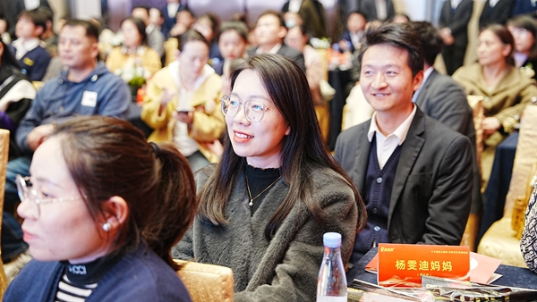 易視界17載感恩如光同行共同守護(hù)清晰視界客戶答謝會圖集