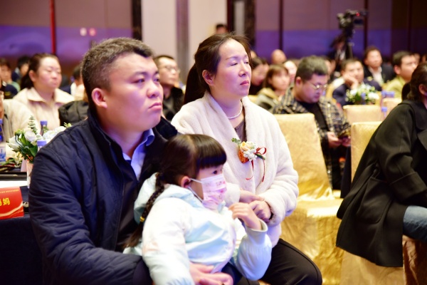 易視界17載感恩如光同行共同守護(hù)清晰視界客戶答謝會圖集