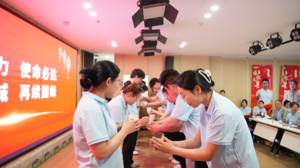 易視界拜師儀式進(jìn)行中