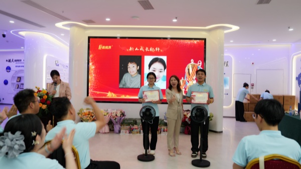 易視界5月新人成長獎獲得者上臺領獎