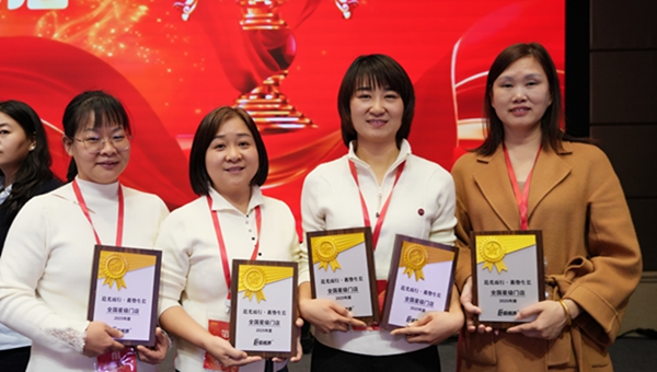 易視界2026星級門店獎(jiǎng)獲得者上臺領(lǐng)獎(jiǎng)