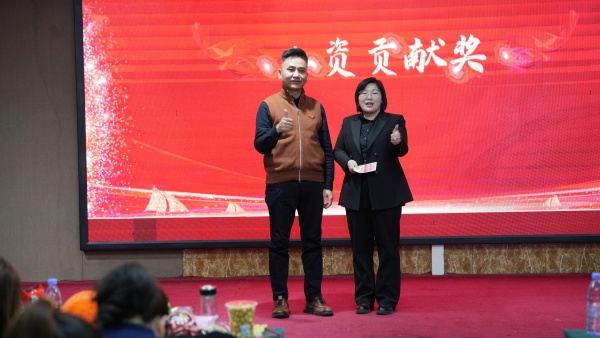 易視界2025年12月份人資貢獻獎獲得者上臺領獎