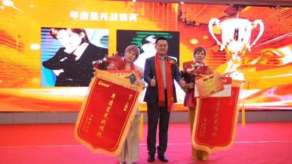 易視界2025年度星光戰(zhàn)狼獎獲得者上臺領(lǐng)獎