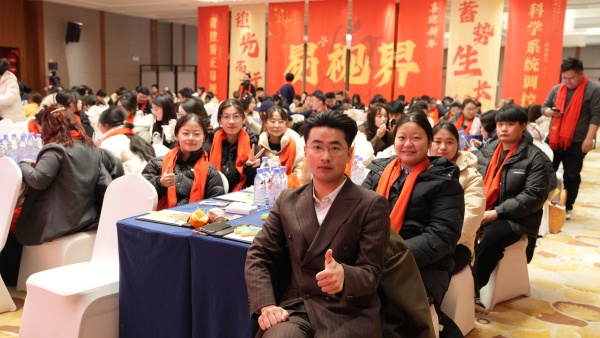 易視界2025駿馬追光共赴新程年會盛典精彩瞬間