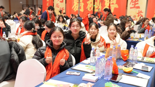 易視界2025駿馬追光共赴新程年會盛典精彩瞬間