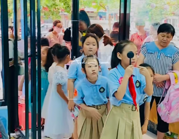 易視界店內(nèi)孩子們?cè)谂抨?duì)測(cè)視力