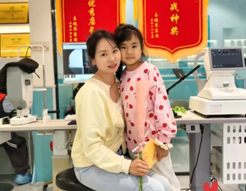 母親節(jié)，易視界以康乃馨為禮，敬獻每一位到店小客戶的母親