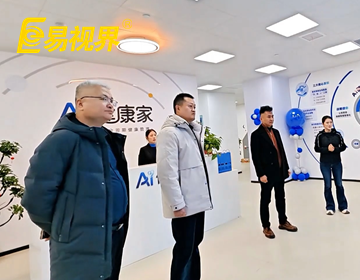 易視界集團(tuán)品牌創(chuàng)始人參訪機(jī)器人研發(fā)現(xiàn)場(chǎng)